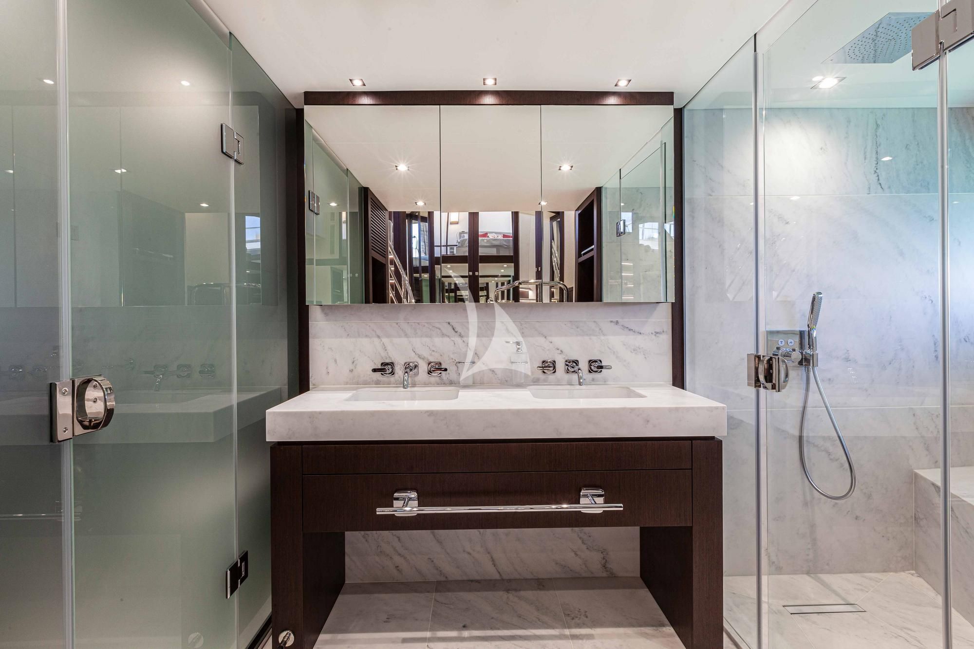 NEW EDGE Sunseeker 95 - master cabin bathroom